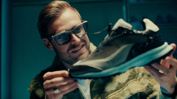 Roel van Hoff inspection of Samsung Sneaker